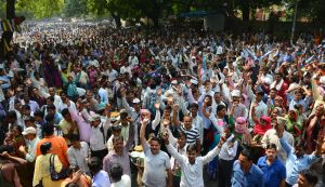 Protest by temporary teachers from Uttar Pradesh