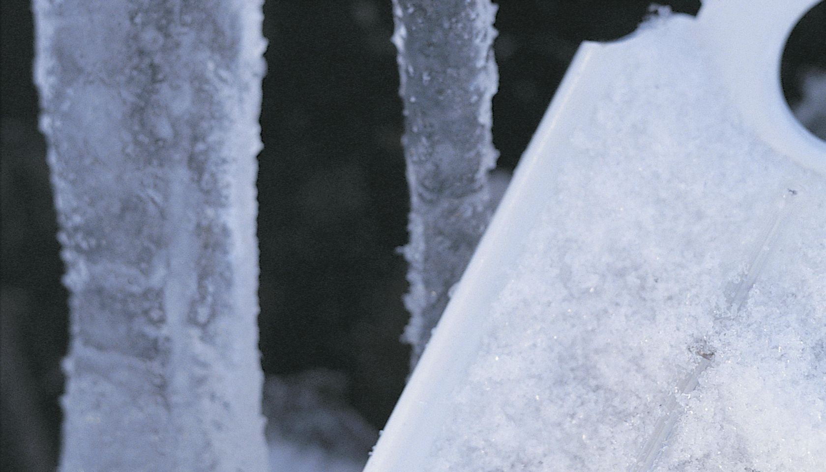 Thermometer registers below zero in snow