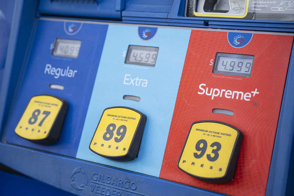 Gas prices in US surpass 4 dollar threshold